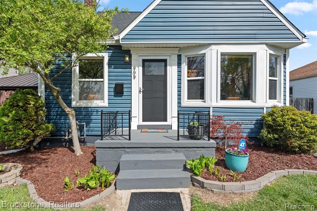 front view picture of 909 Hoffman Ave, Royal Oak, MI. 48067