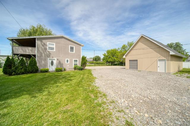 front view picture of 916 Oak St, Adrian, MI. 49221