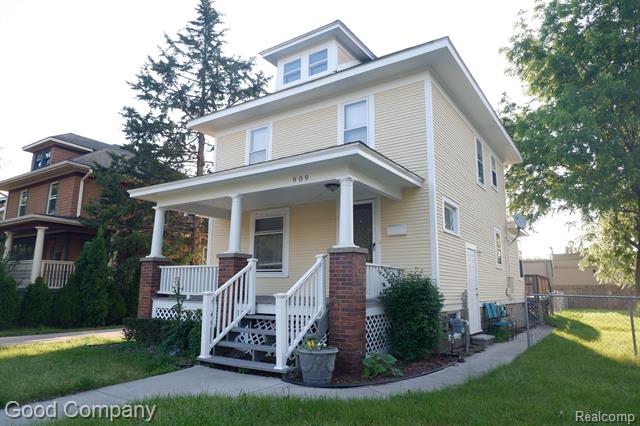 front view picture of 909 S Center St, Royal Oak, MI. 48067