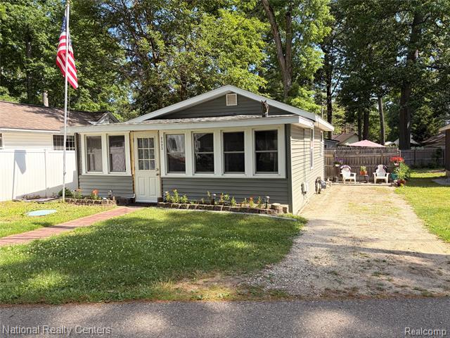 front view picture of 2025 Parkwood Ct, Brooklyn, MI. 49230