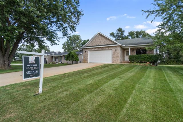 front view picture of 125 E Princess Dr, Brooklyn, MI. 49230