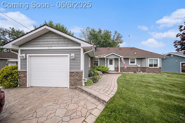 front view picture of 329 Pamela Cr, Brooklyn, MI. 49230