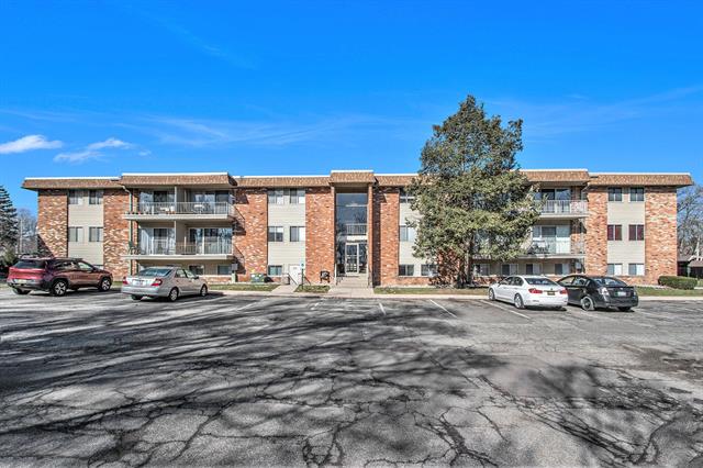 front view picture of 734 W Kilgore Road, Kalamazoo, MI. 49008