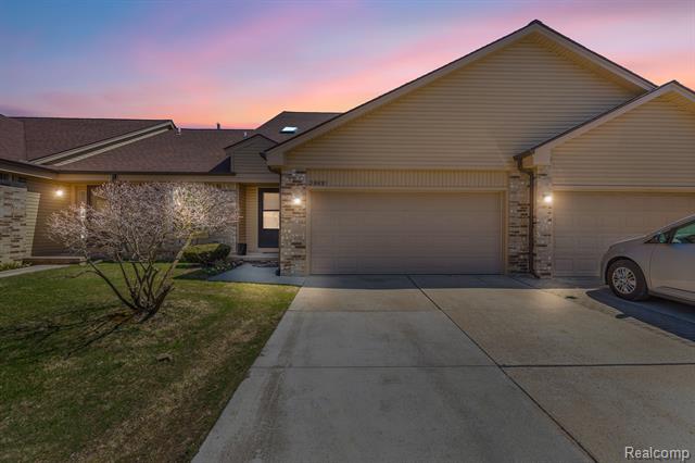 front view picture of 2315 Heritage Pointe, Sterling Heights, MI. 48314