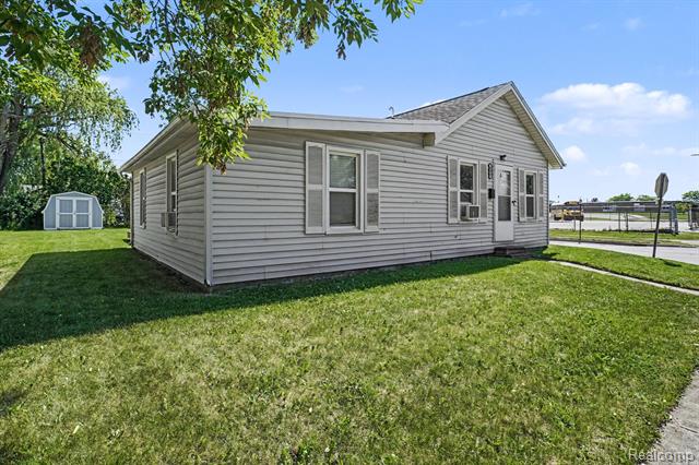 front view picture of 651 S Elm Street, Lapeer, MI. 48446