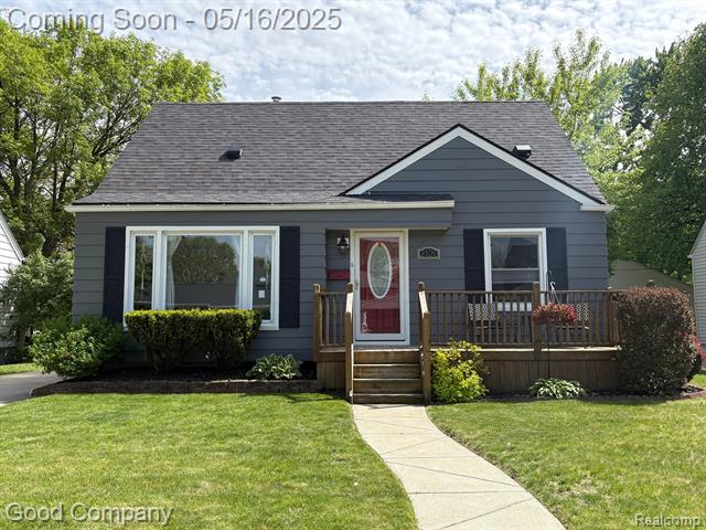 front view picture of 2120 Harwood Ave, Royal Oak, MI. 48067