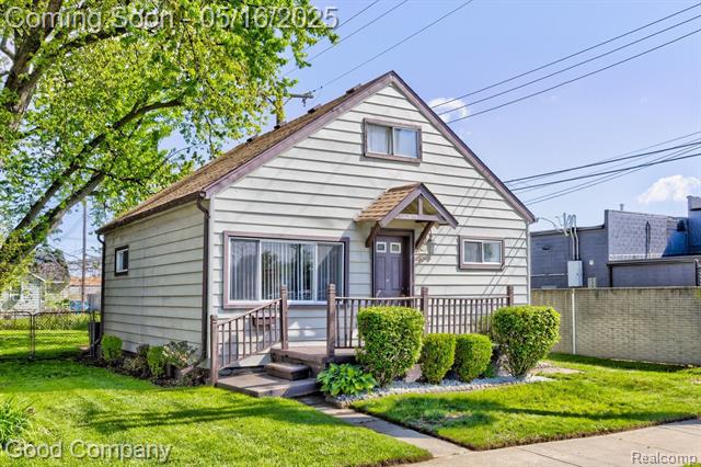 front view picture of 30 W Kalama Ave, Madison Heights, MI. 48071