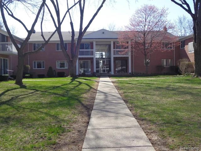 front view picture of 42732 Sheldon # 147, Clinton Township, MI. 48038