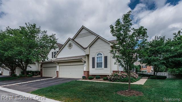 front view picture of 38282 Saratoga Cir, Farmington, MI. 48331