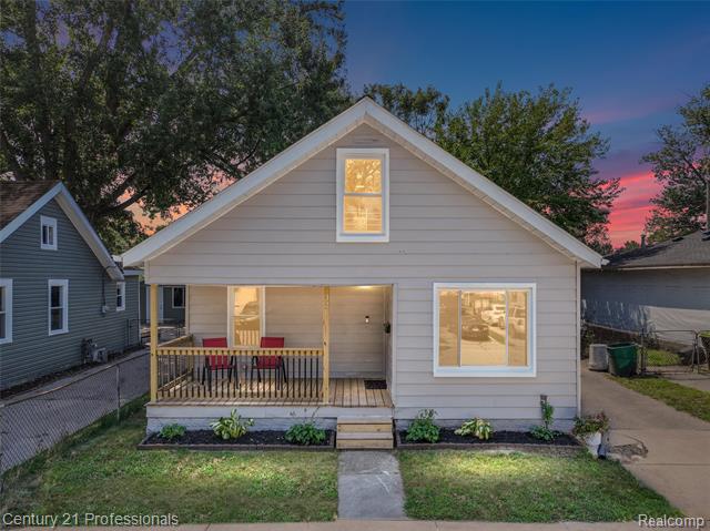 front view picture of 321 W Harwood Ave, Madison Heights, MI. 48071