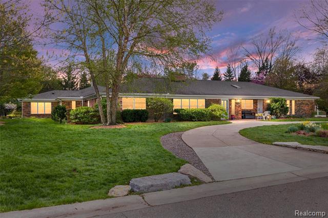 front view picture of 12959 Talbot Ln, Huntington Woods, MI. 48070