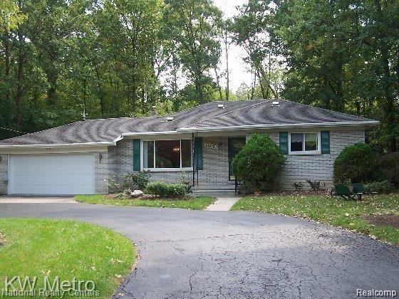 front view picture of 16021 Meadowood Ave, Southfield, MI. 48076
