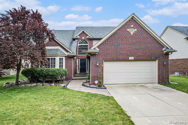 front view picture of 724 Pinecreek Drive, Fenton, MI. 48430