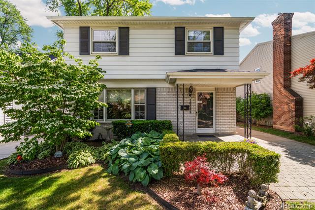 front view picture of 10065 Hart Ave, Huntington Woods, MI. 48070