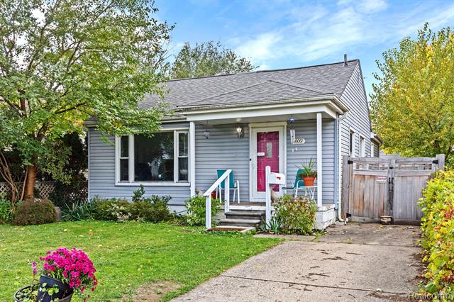 front view picture of 26067 Dartmouth St, Madison Heights, MI. 48071