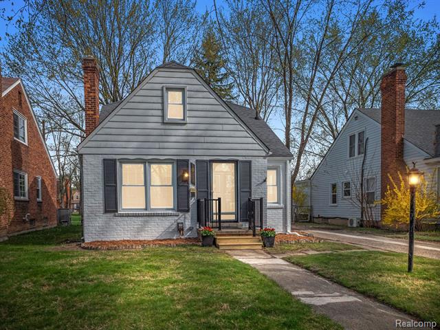 front view picture of 10818 Hart Ave, Huntington Woods, MI. 48070