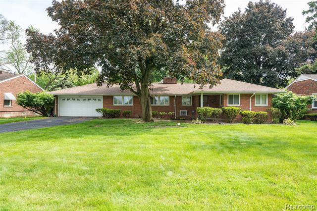 front view picture of 19419 Coral Gables St, Southfield, MI. 48076
