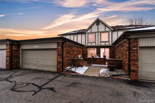 front view picture of 49285 Ashley Court, Utica, MI. 48315