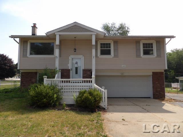 front view picture of 3225 W Circle Dr, Adrian, MI. 49221