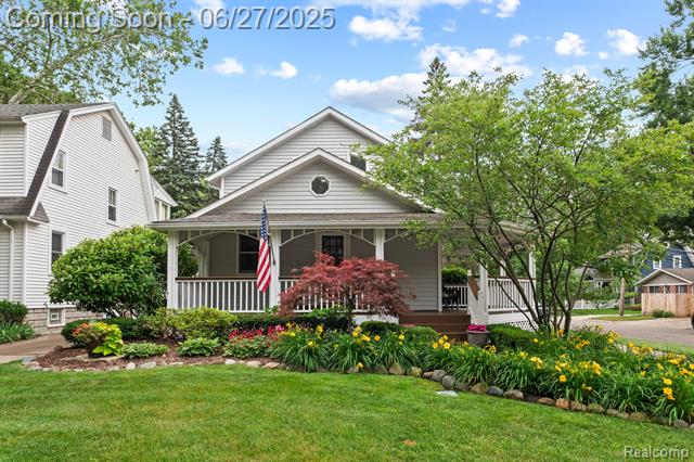 front view picture of 902 E 6Th St, Royal Oak, MI. 48067