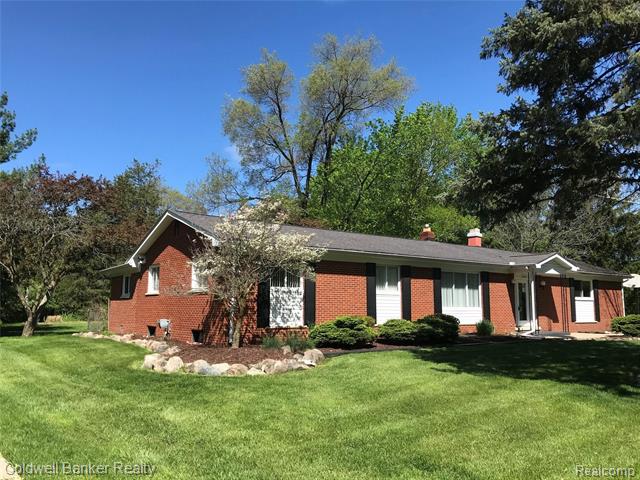 front view picture of 26457 Pleasant Valley Rd, Farmington, MI. 48331