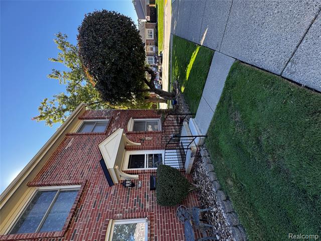 front view picture of 19949 N Great Oaks Circle, Clinton Township, MI. 48036