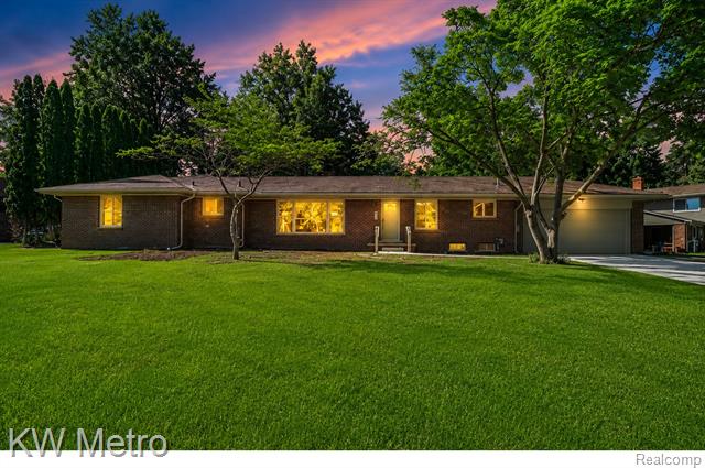 front view picture of 36125 Paddleford Rd, Farmington, MI. 48331