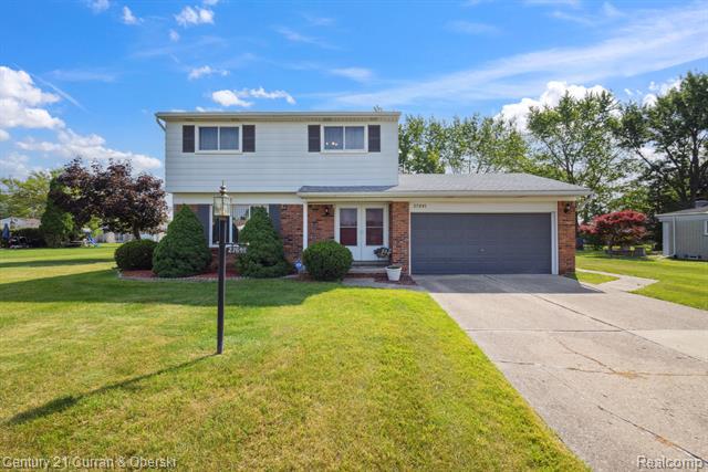 front view picture of 27691 Westcott Crescent Cir, Farmington, MI. 48334
