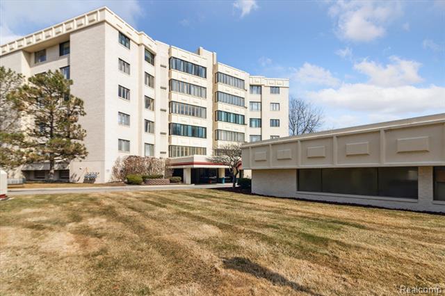 front view picture of 43100 12 Oaks Crescent Dr, Novi, MI. 48377