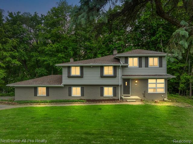 front view picture of 26557 Old Homestead Dr, Farmington, MI. 48331