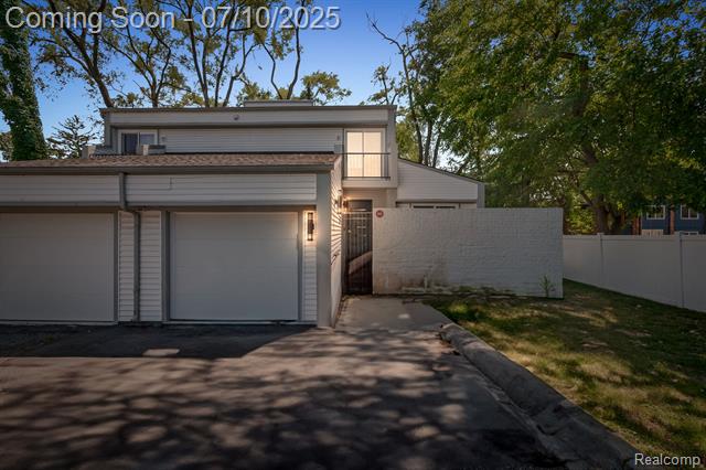 front view picture of 418 E 5Th St, Royal Oak, MI. 48067