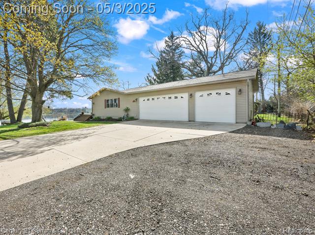 front view picture of 417 Chicago Drive, Howell, MI. 48843