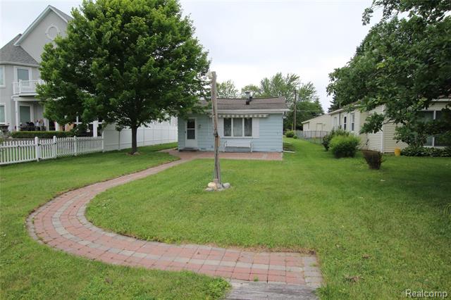 front view picture of 16079 Whitehead Drive, Linden, MI. 48451