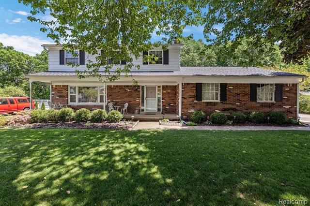 front view picture of 5265 Greenfield Road, Brighton, MI. 48114