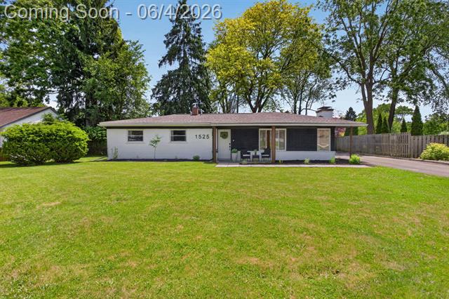 front view picture of 1525 Larrys Dr, Jackson, MI. 49203