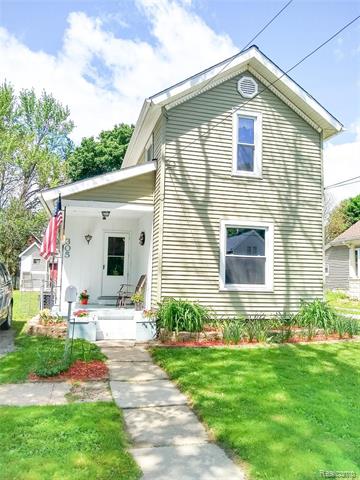 front view picture of 305 N Marquette Street, Durand, MI. 48429