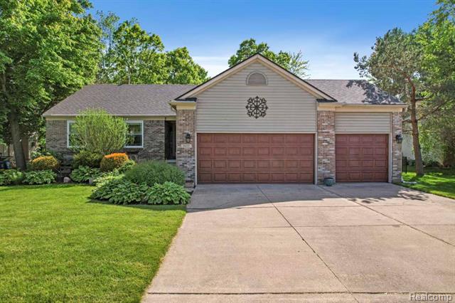 front view picture of 9450 Sandlewood Court, Whitmore Lake, MI. 48189
