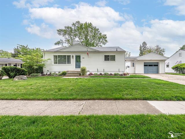 front view picture of 302 Oakwood Street, Monroe, MI. 48162