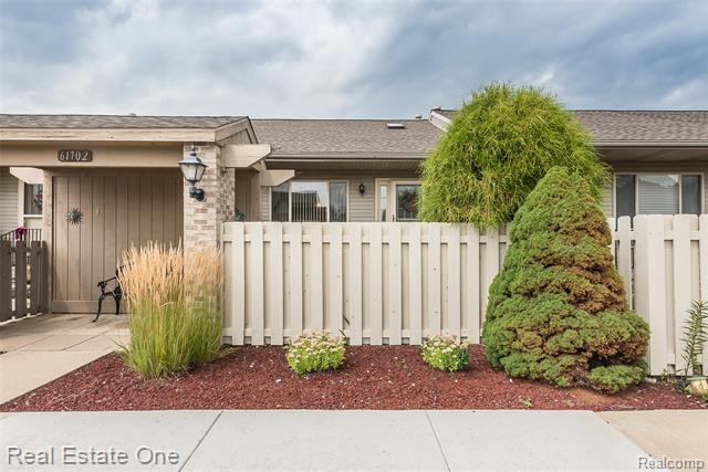front view picture of 61702 Williamsburg, South Lyon, MI. 48178