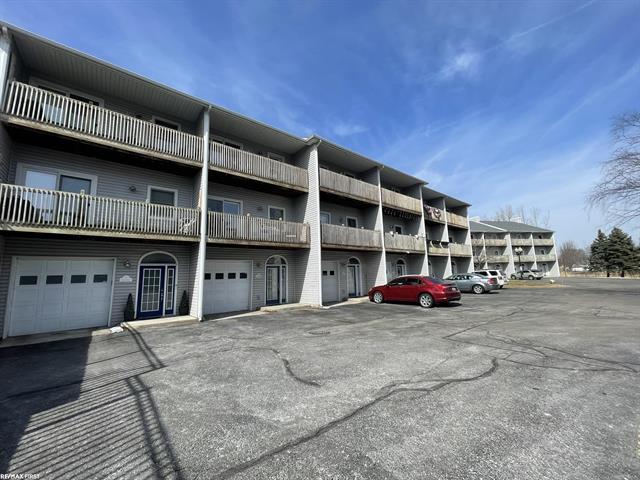 front view picture of 5 River Bluff Dr E, Mount Clemens, MI. 48043