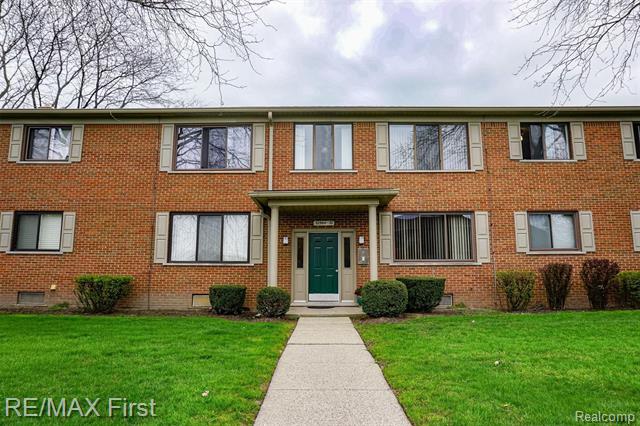 front view picture of 32568 Harper Avenue, Saint Clair Shores, MI. 48082