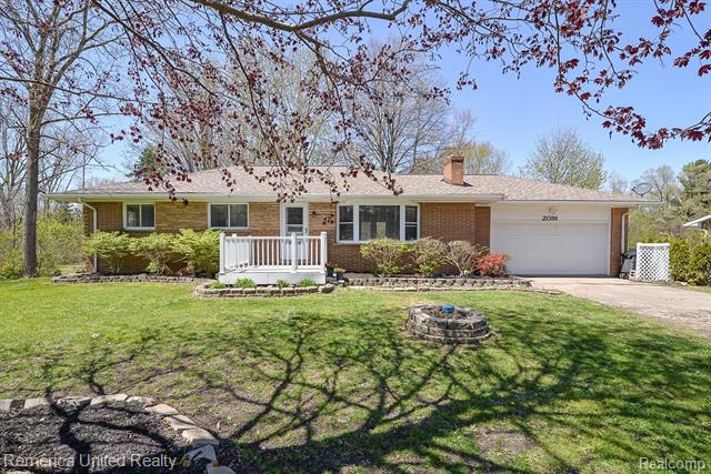 front view picture of 2091 Oak Grove Road, Howell, MI. 48855