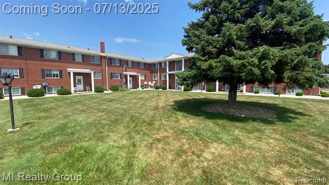front view picture of 8240 Crestview Dr # B4, Sterling Heights, MI. 48312