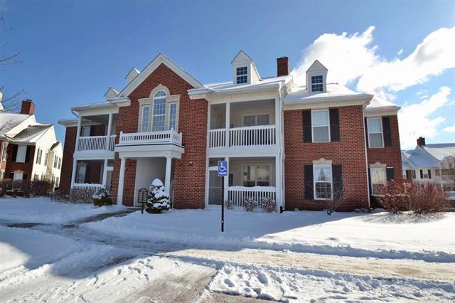 front view picture of 926 W Summerfield Glen Circle, Ann Arbor, MI. 48103