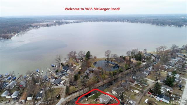 front view picture of 9435 Mcgregor Road, Pinckney, MI. 48169