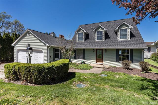 front view picture of 9528 Silverside Drive, South Lyon, MI. 48178