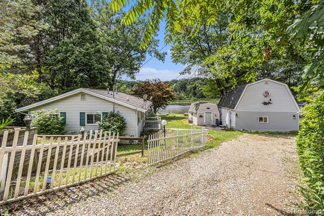 front view picture of 1318 Circle Drive, Metamora, MI. 48455