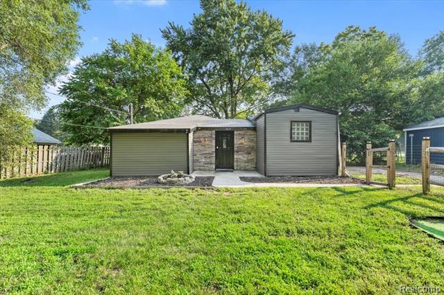 front view picture of 8121 Delray St, Lambertville, MI. 48144