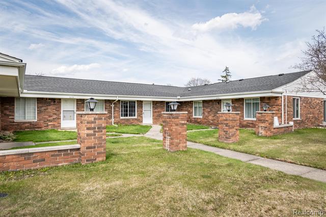front view picture of 32752 Meadowbrook Lane, Warren, MI. 48093
