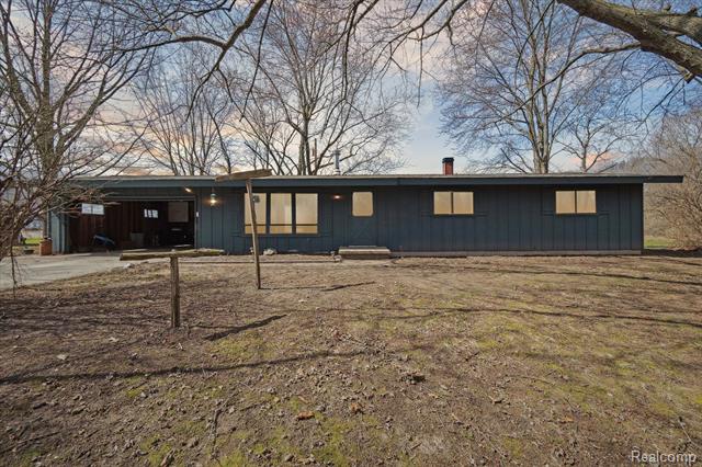 front view picture of 7925 Hough Road, Almont, MI. 48003